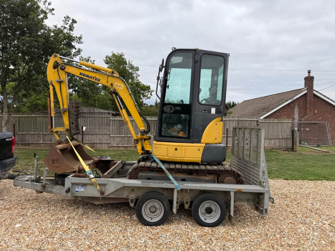 KOMATSU PC26 MR3 2.6ton digger and trailer