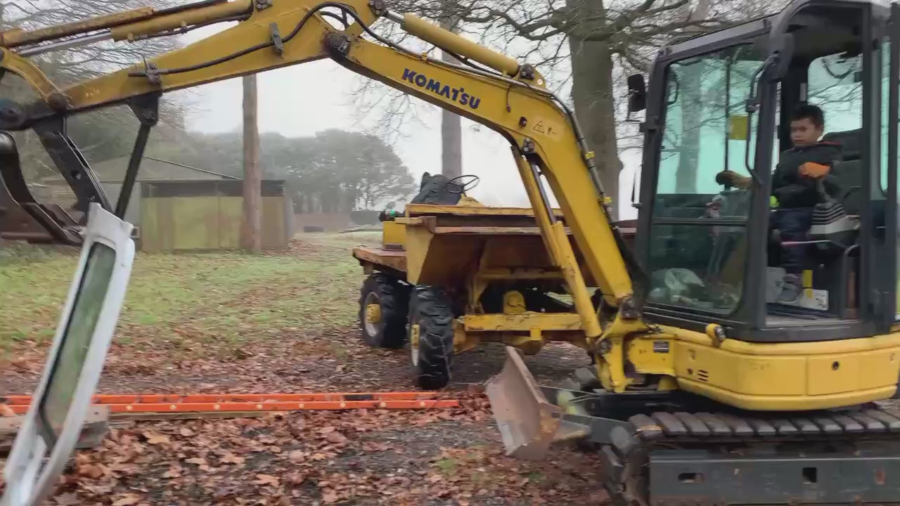 KOMATSU PC26 MR3 2.6ton digger and trailer